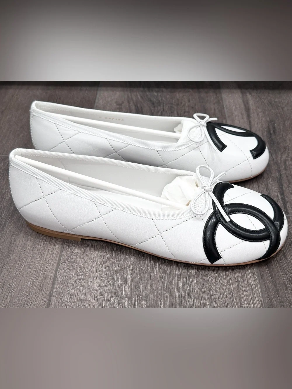 NEW CHANEL CAMBON WHITE QUILTED LEATHER FLATS WITH LARGE BLACK CC LOGO size 38.5 - Picture 3 of 16